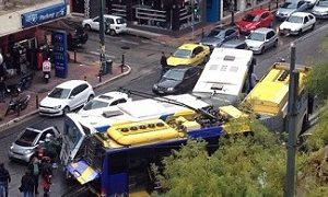 Σύγκρουση λεωφορείου με τρόλεϊ – Δυο τραυματίες