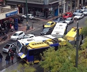 Σύγκρουση λεωφορείου με τρόλεϊ – Δυο τραυματίες