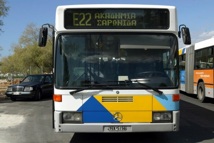 Έκρηξη και φωτιά σε λεωφορείο στην Πόλη (βίντεο)