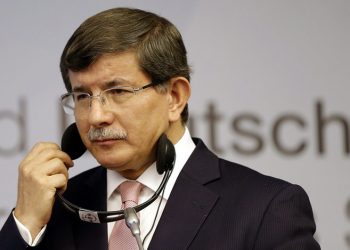 Ο Νταβούτογλου «βομβαρδίζει» το AKP με στόχο τον Ερντογάν (βίντεο)