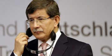 Ο Νταβούτογλου «βομβαρδίζει» το AKP με στόχο τον Ερντογάν (βίντεο)