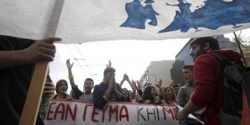 Σε εξέλιξη το συλλαλητήριο στα Προπύλαια