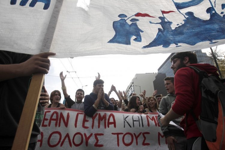 Σε εξέλιξη το συλλαλητήριο στα Προπύλαια