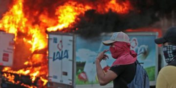 Δικαιοσύνη, με εμπρησμούς, ζητούν διαδηλωτές στο Μεξικό