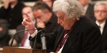 Στο νοσοκομείο ο Μίκης Θεοδωράκης