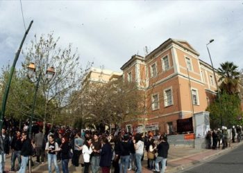 Ισχυρές αστυνομικές δυνάμεις έχουν αποκλείσει τη Νομική