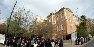 Ισχυρές αστυνομικές δυνάμεις έχουν αποκλείσει τη Νομική
