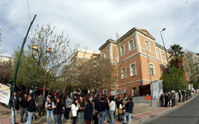 Ισχυρές αστυνομικές δυνάμεις έχουν αποκλείσει τη Νομική
