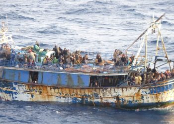 Ακυβέρνητο φορτηγό πλοίο με μετανάστες νότια της Κρήτης