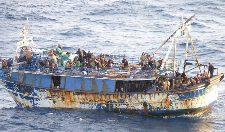 Ακυβέρνητο φορτηγό πλοίο με μετανάστες νότια της Κρήτης