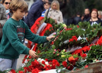 Άνοιξαν οι πύλες του Πολυτεχνείου – Ένταση με αντιεξουσιαστές στην Πατησίων
