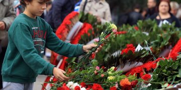 Άνοιξαν οι πύλες του Πολυτεχνείου – Ένταση με αντιεξουσιαστές στην Πατησίων