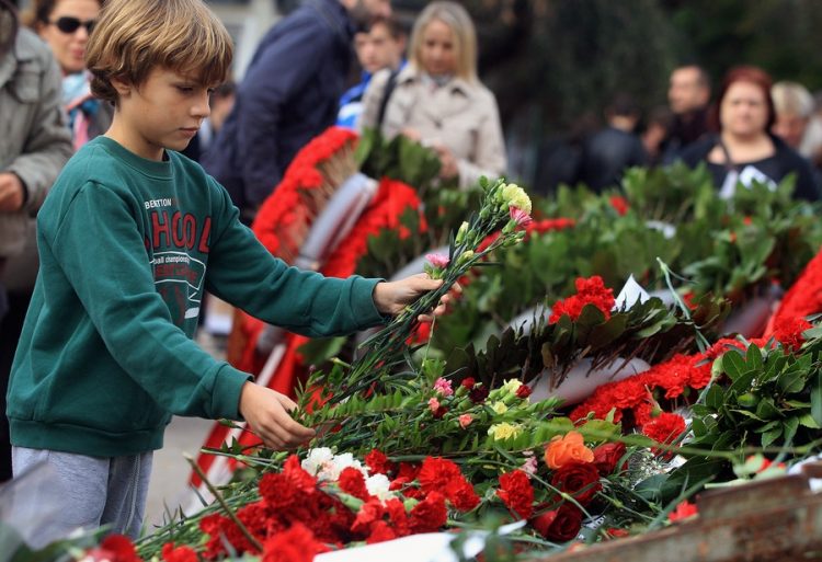 Άνοιξαν οι πύλες του Πολυτεχνείου – Ένταση με αντιεξουσιαστές στην Πατησίων