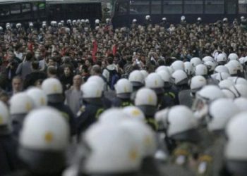 Προσαγωγές και συλλήψεις στα Εξάρχεια μετά την πορεία του Πολυτεχνείου