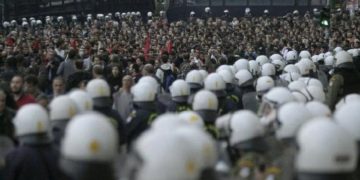 Προσαγωγές και συλλήψεις στα Εξάρχεια μετά την πορεία του Πολυτεχνείου