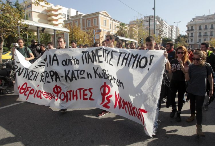 Ένταση έξω από τα πανεπιστήμια και μέσα στη Βουλή