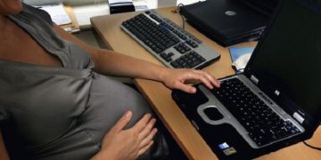 Ετοιμόγεννη εργαζόμενη καταγγέλλει απειλές από την εργοδοσία