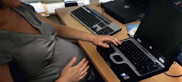 Ετοιμόγεννη εργαζόμενη καταγγέλλει απειλές από την εργοδοσία