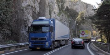 Οι αγρότες ανοίγουν τα Τέμπη για να κατέβουν τα τρακτέρ στην Αθήνα