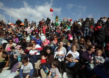 Δημόσιος θηλασμός σε 50 πόλεις της Ελλάδας