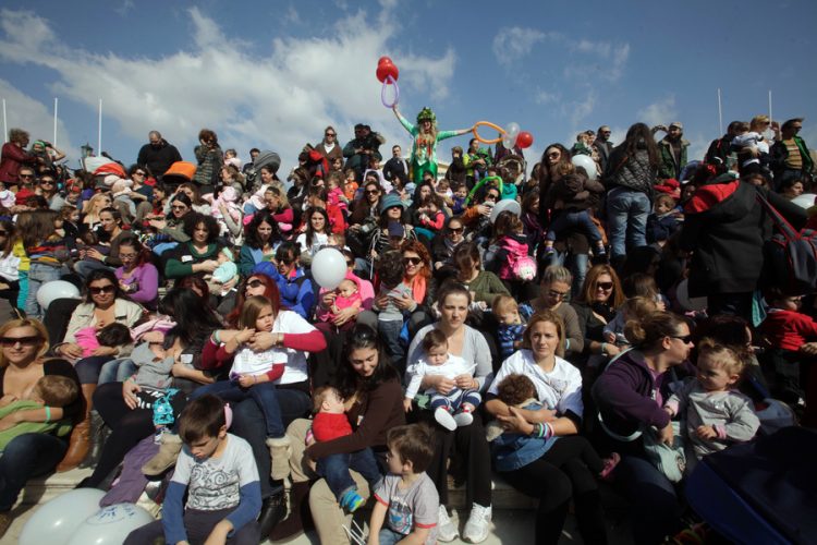 Δημόσιος θηλασμός σε 50 πόλεις της Ελλάδας