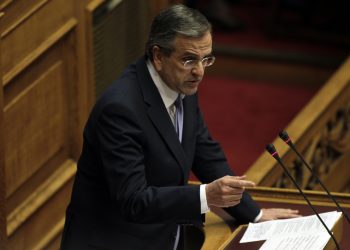 Премьер-министр Греции обвинил оппозицию в шантаже депутатов