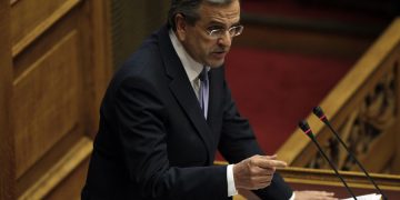 Премьер-министр Греции обвинил оппозицию в шантаже депутатов