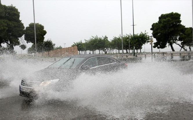 Υπερχειλίσεις χειμάρρων και κλειστοί δρόμοι στη βόρεια Ελλάδα