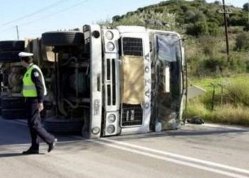 Νταλίκα προσέκρουσε σε διάζωμα στη Θεσσαλονίκη