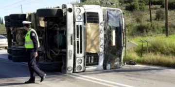 Νταλίκα προσέκρουσε σε διάζωμα στη Θεσσαλονίκη