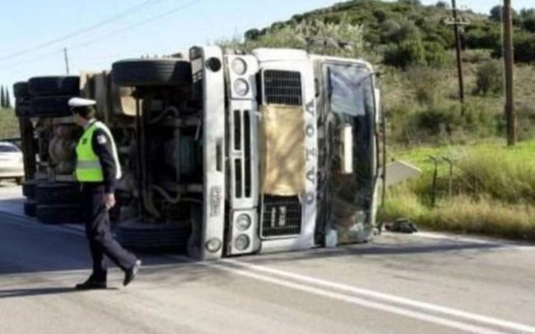 Νταλίκα προσέκρουσε σε διάζωμα στη Θεσσαλονίκη
