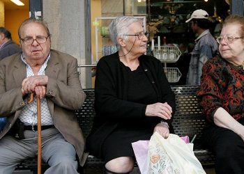 Κόβουν κατά 40% το ΕΚΑΣ σε 250.000 συνταξιούχους