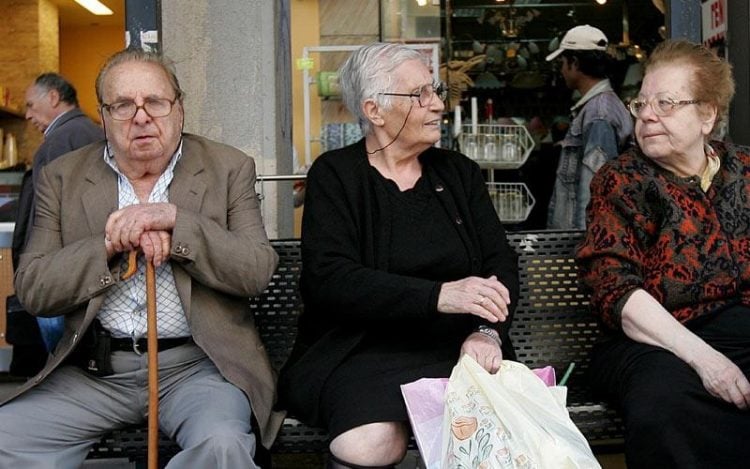 Κόβουν κατά 40% το ΕΚΑΣ σε 250.000 συνταξιούχους