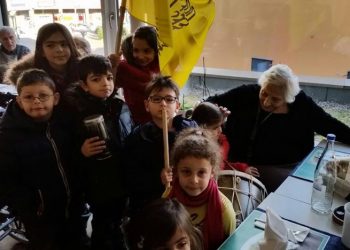 Καλομάνα ετών 93 άκουσε τα κάλαντα από τα παιδιά της Ένωσης Ποντίων Ελβετίας