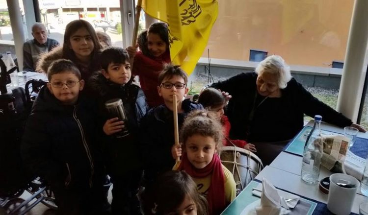 Καλομάνα ετών 93 άκουσε τα κάλαντα από τα παιδιά της Ένωσης Ποντίων Ελβετίας