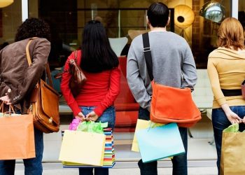 Το εορταστικό ωράριο των καταστημάτων – Ανοιχτά και την τελευταία Κυριακή