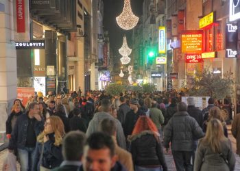 Τρεις αλλοδαπές συνελήφθησαν επ’ αυτοφώρω να κλέβουν στην Ερμού