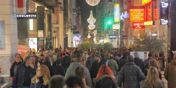 Τρεις αλλοδαπές συνελήφθησαν επ’ αυτοφώρω να κλέβουν στην Ερμού