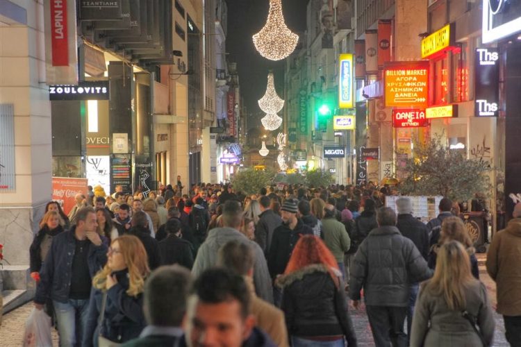Τρεις αλλοδαπές συνελήφθησαν επ’ αυτοφώρω να κλέβουν στην Ερμού