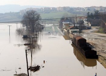 Έβρος: Φούσκωσε το ποτάμι, αγνοείται αστυνομικός, πλημμύρισαν σπίτια