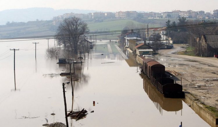 Έβρος: Φούσκωσε το ποτάμι, αγνοείται αστυνομικός, πλημμύρισαν σπίτια