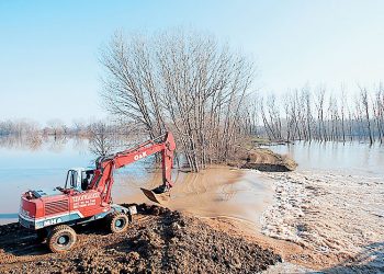 Ενισχύονται τα αναχώματα του Έβρου στην Αλεξανδρούπολη