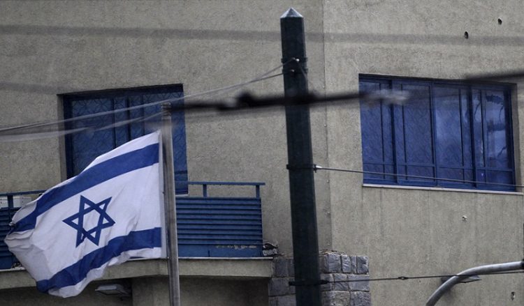 Γνώριμα τα καλάσνικοφ που «γάζωσαν» την πρεσβεία του Ισραήλ