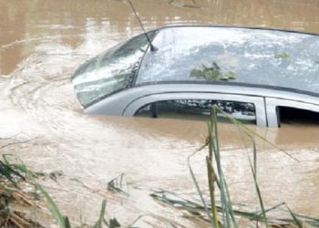 Θεσσαλονίκη: Αίσιο τέλος στον απεγκλωβισμό οδηγού από χείμαρρο