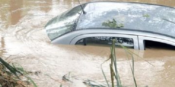 Θεσσαλονίκη: Αίσιο τέλος στον απεγκλωβισμό οδηγού από χείμαρρο