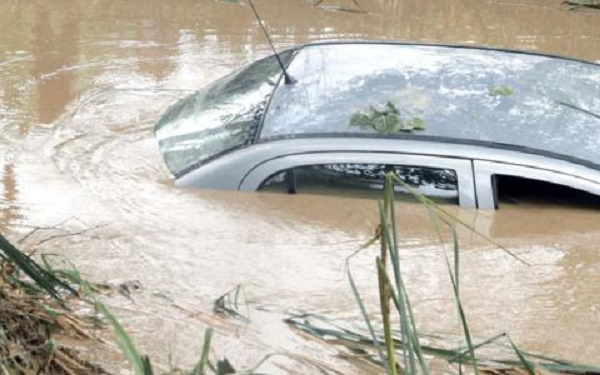 Θεσσαλονίκη: Αίσιο τέλος στον απεγκλωβισμό οδηγού από χείμαρρο