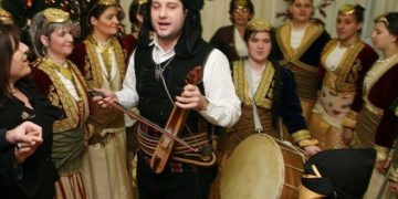 Από τα χελιδονίσματα στην αρχαιότητα στα κάλαντα των Χριστουγέννων και της Πρωτοχρονιάς