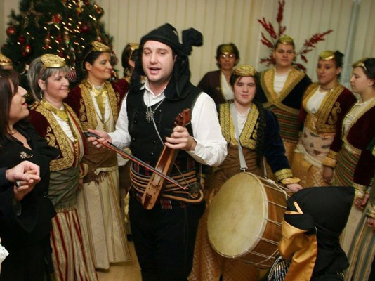 Από τα χελιδονίσματα στην αρχαιότητα στα κάλαντα των Χριστουγέννων και της Πρωτοχρονιάς