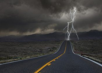 Σε κλοιό κακοκαιρίας η χώρα - Βροχές, καταιγίδες και χιόνια