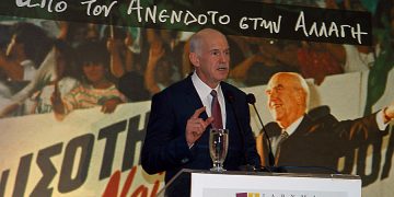 Πέταξαν μπογιές στο μνήμα του Ανδρέα Παπανδρέου